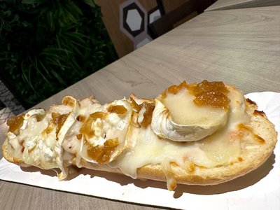 Panini de rulo de cabra y cebolla caramelizada