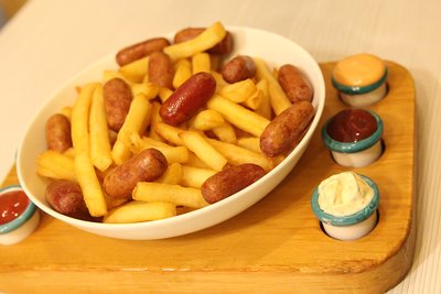 Patatas con salchichas y seis salsas